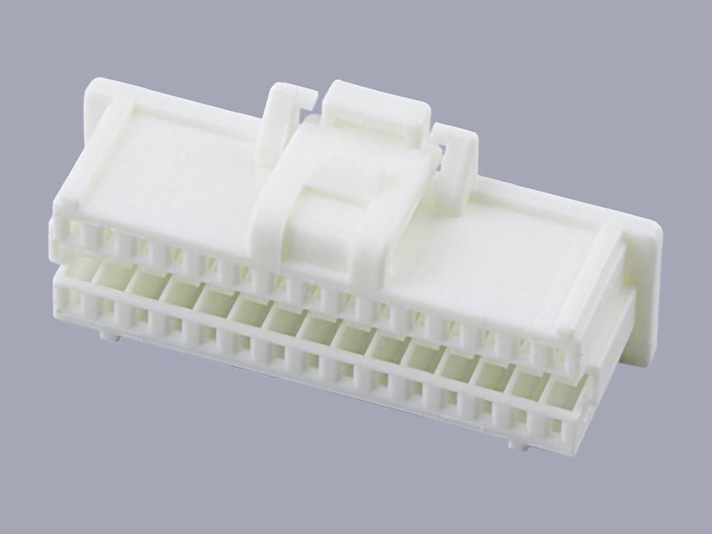 En vit plastpropp med flera anslutningshål på grå bakgrund.