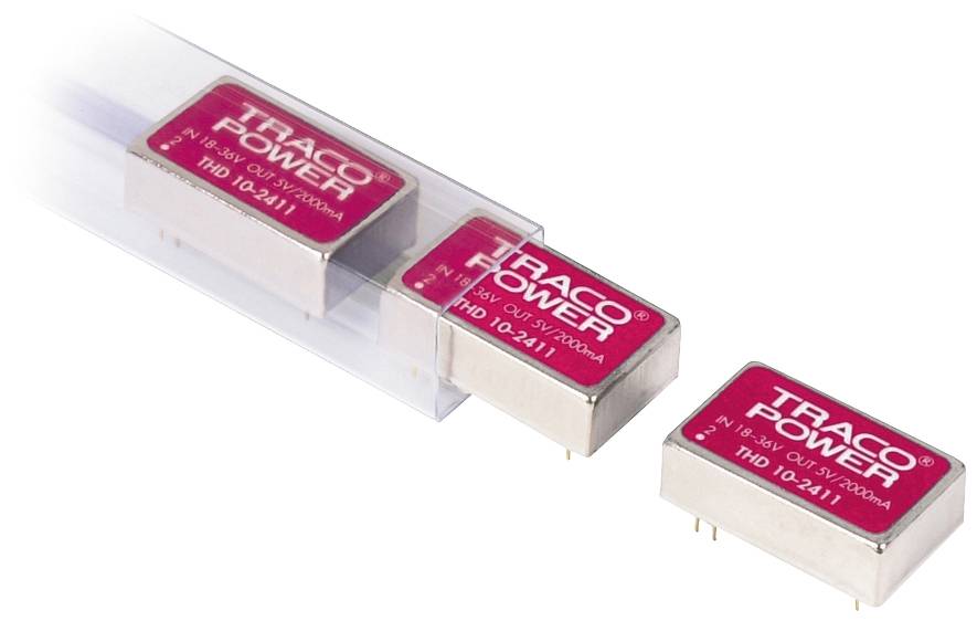 Tre rektangulära elektroniska komponenter med röd etikett och texten 'Traco Power'. En av dem skjuts in i en plastlåda.