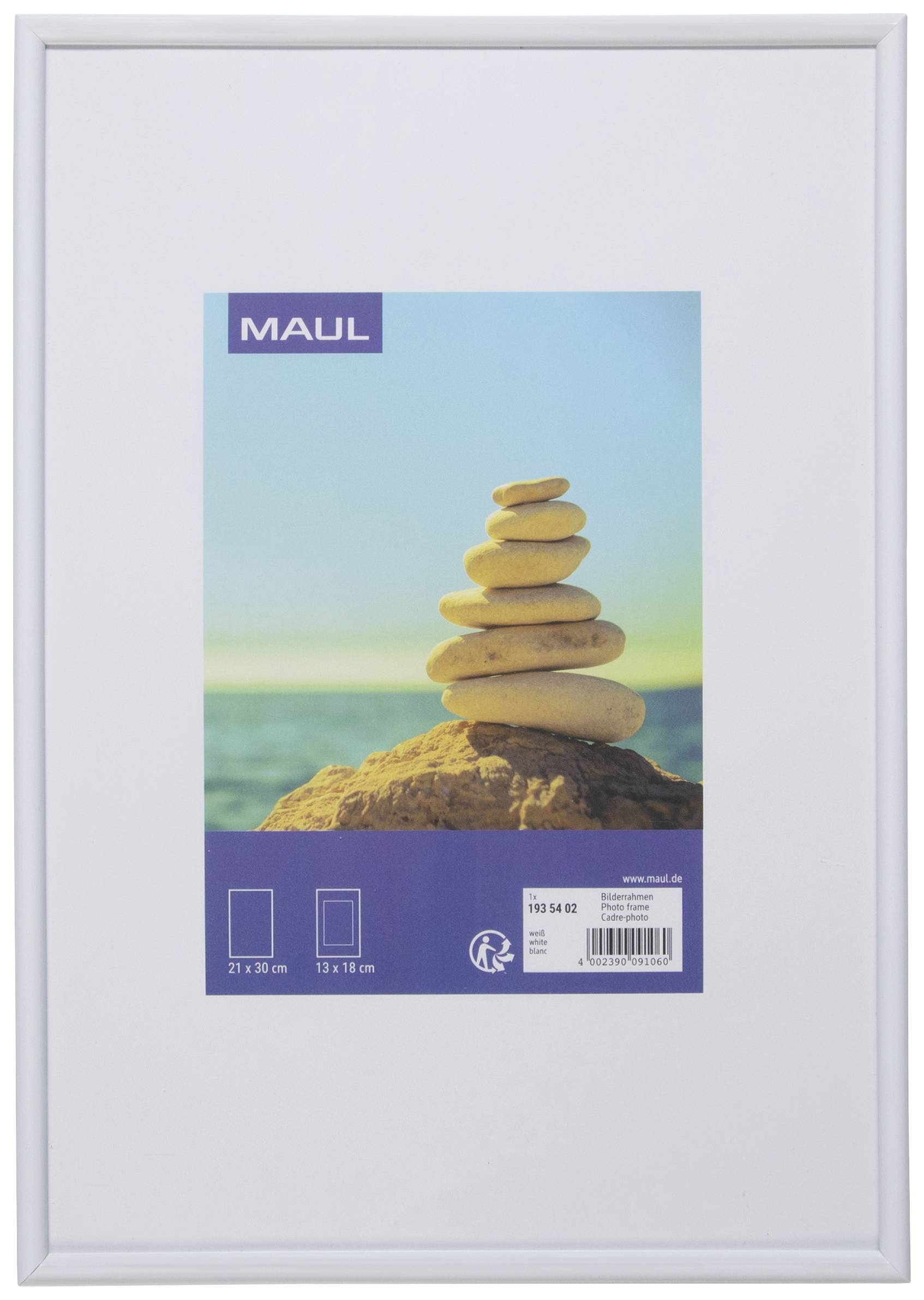 En vit fotoram med ett foto av på varandra staplade stenar vid havet. Bilden har formatet 21 x 30 cm.