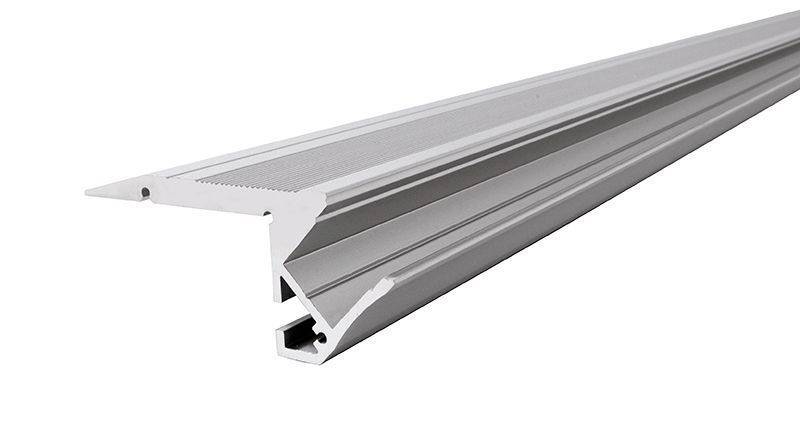 Ett silvergrått aluminiumprofil med L-form, lämpligt för infästning av paneler eller skivor i bygg- och konstruktionsprojekt.