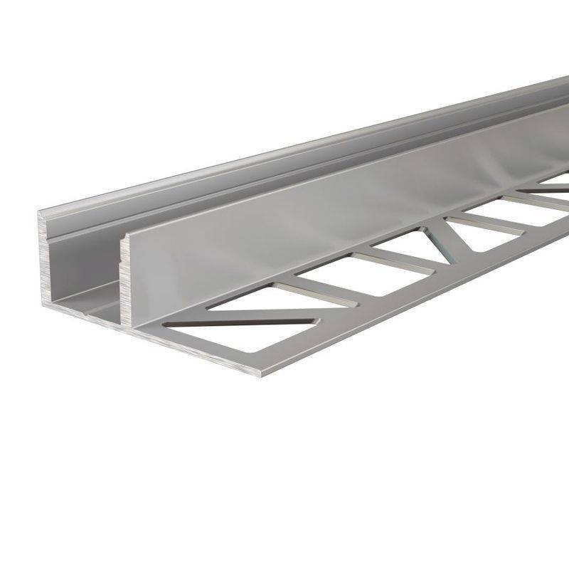 En lång, silverfärgad aluminiumprofilprofil med triangulära urtagningar, som används för byggnads- och konstruktionsändamål.