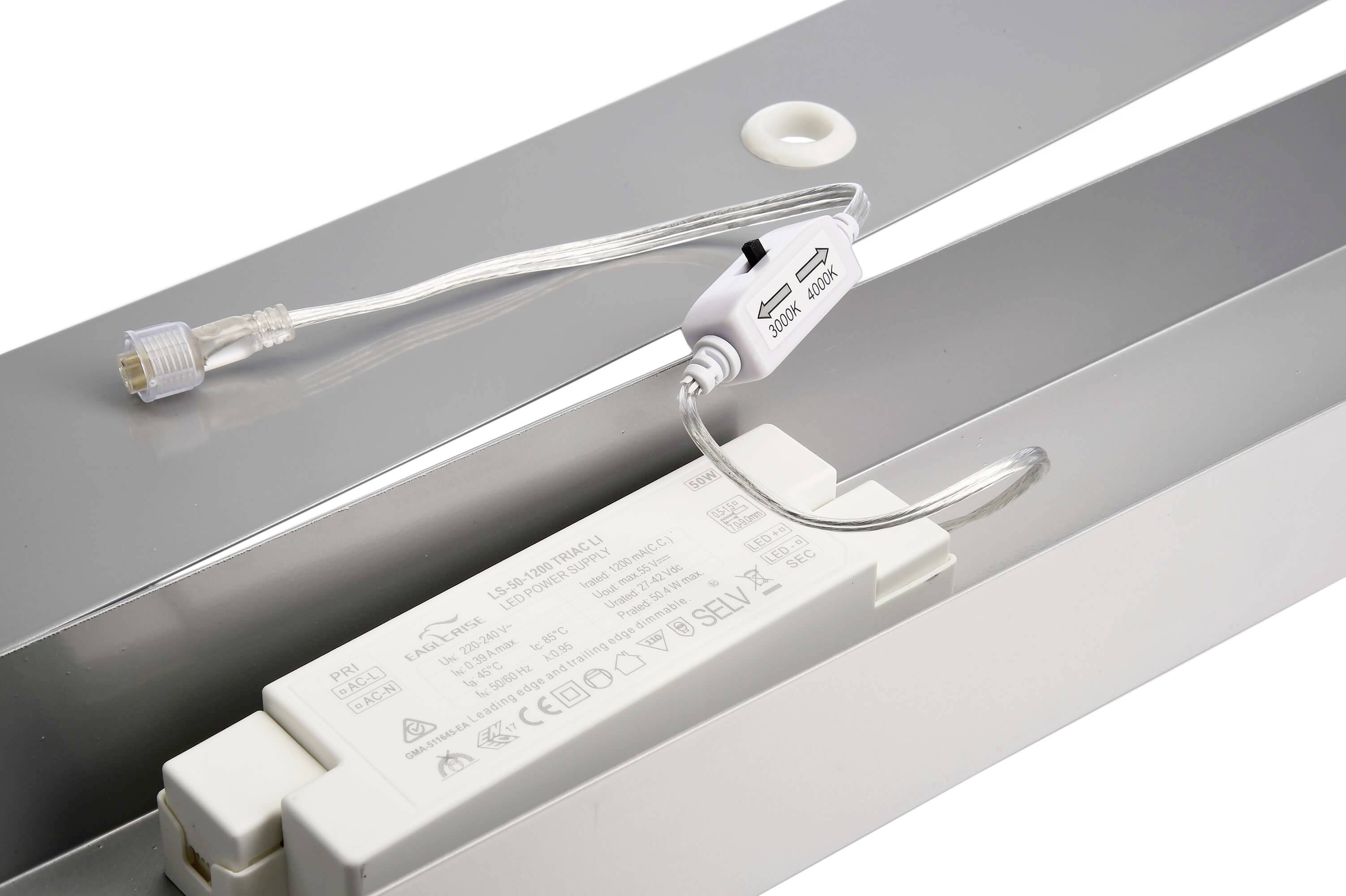 En nätverkskabel med RJ45-kontakt och USB-adapter ligger på ett metallhölje med en elektronisk komponent.