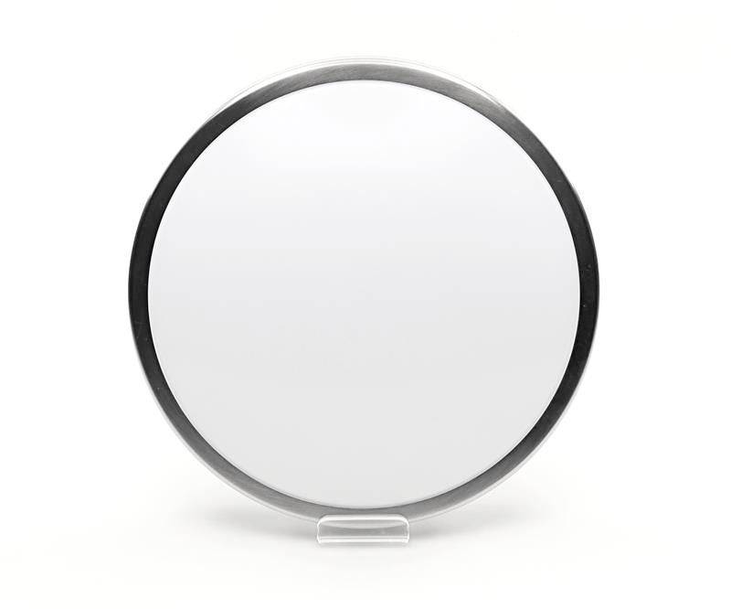 En rund, silverfärgad bordsspegel med klart glas. Spegeln står på ett genomskinligt, halvrundat stativ.