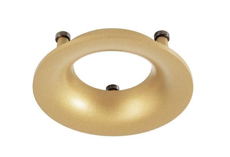 En rund, guldfärgad, flat metallring med tre framträdande skruvar, sannolikt en del av en taklampa eller ett fäste.