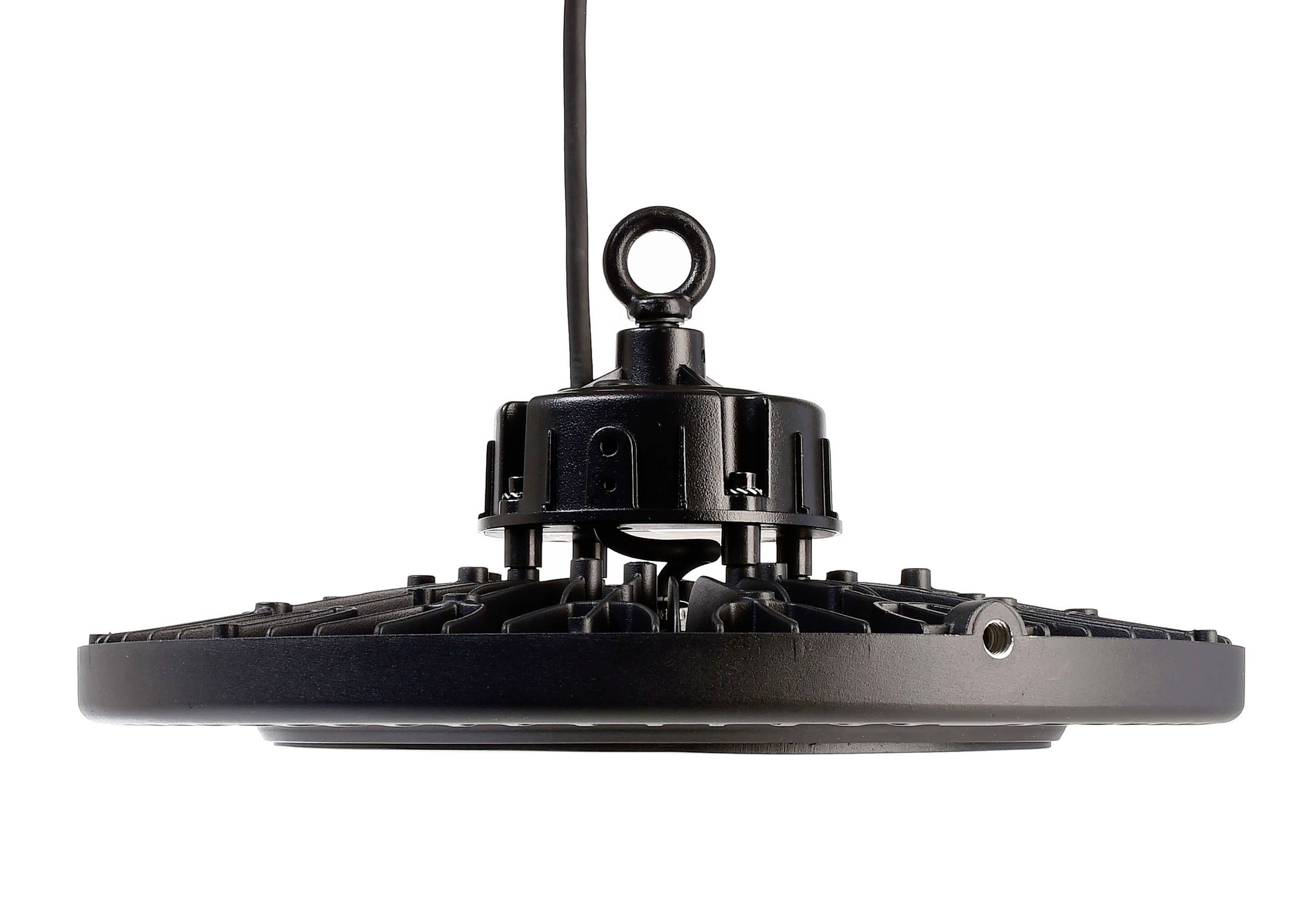Industriell LED-taklampa i rund form, sedd underifrån. Hänger i svart kabel.