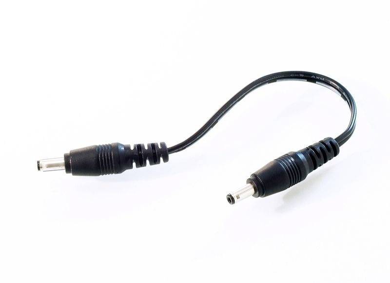 Kabel med två runda kontakter som vanligtvis används för elektroniska enheter.