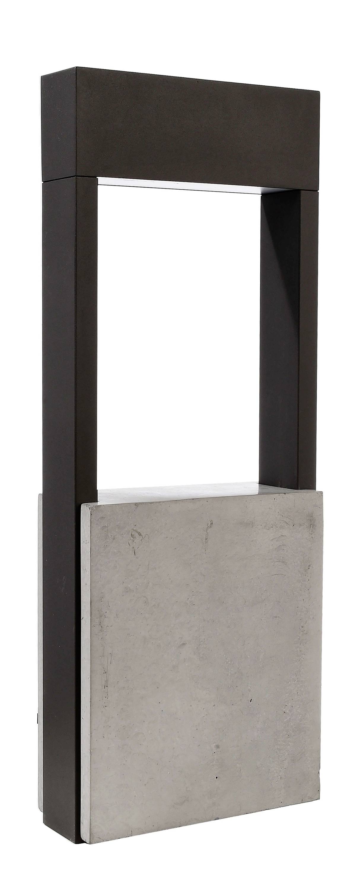 En modern golvlampa med rektangulär, svart ram och betongfot. Minimalistisk design, lämplig för samtida interiörer.