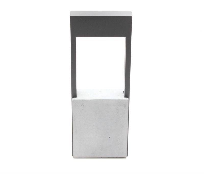 En modern utelampa med rektangulär ram i mörk färg och en aluminiumbas, lämplig för trädgårds- eller gångvägsbelysning.