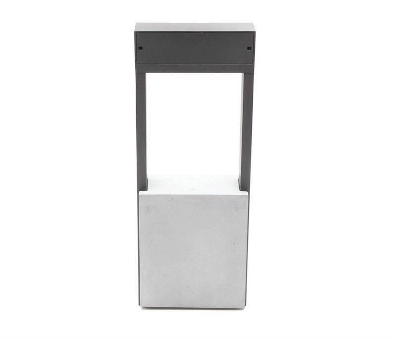 En metalliskt glänsande, grå kvadratisk ram som står upprätt, med en bred, flat sockel, minimalistisk och modern.