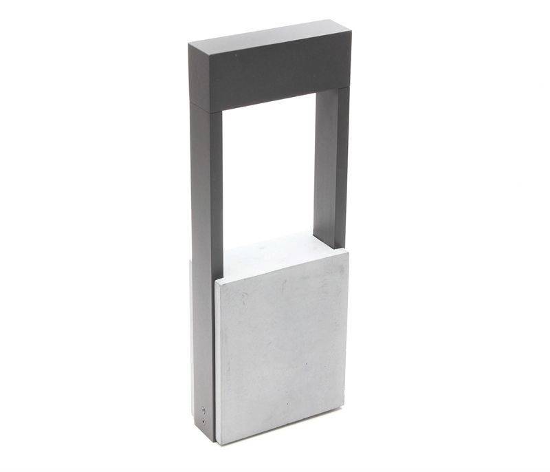 En modern, rektangulär utomhuslampa med en silverfärgad sockel och en mörkgrå, rektangulär båge på ovansidan.