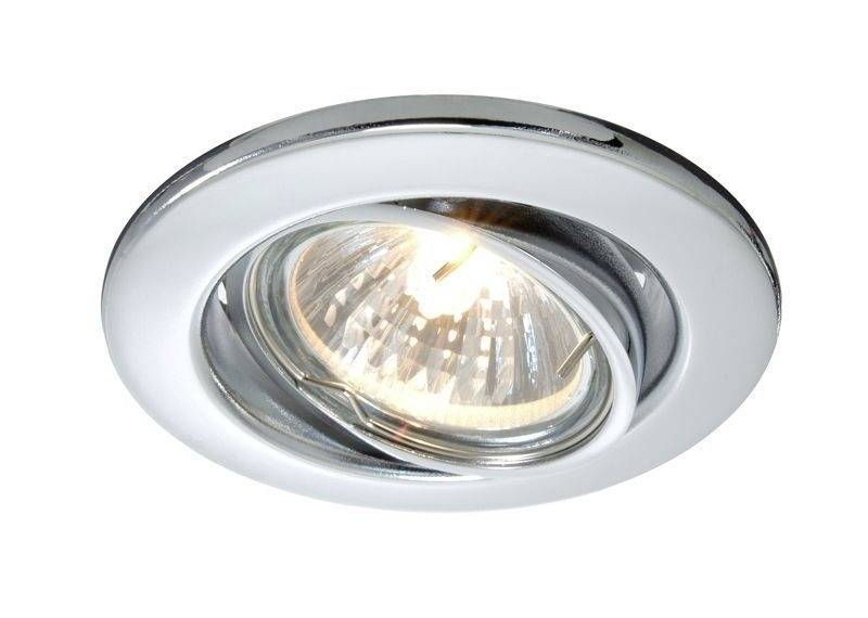 En rund, silverfärgad infälld spotlight med tänd LED-lampa, ljuset strålar nedåt. Perfekt för diskret rumsbelysning.