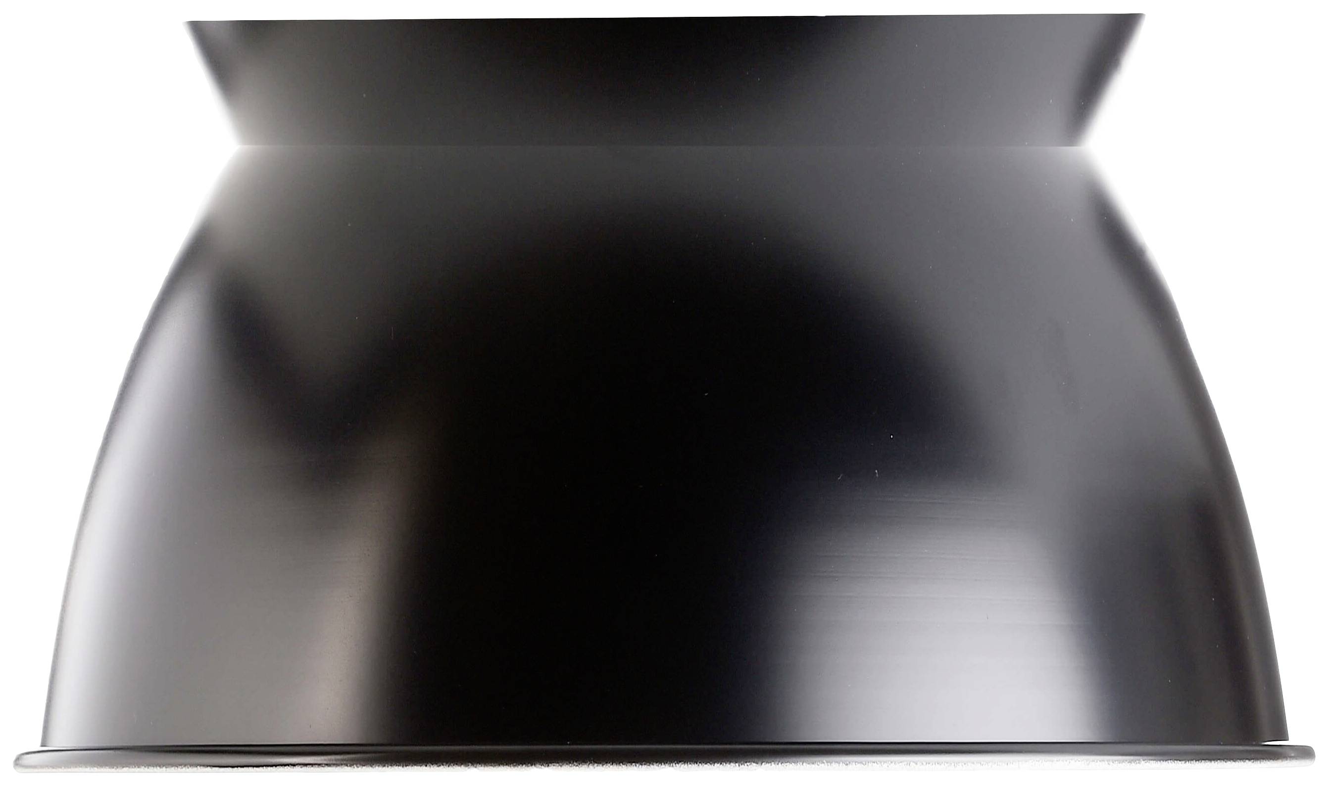 En svart, lätt böjd metaltratt som smalnar av nedåt. Den har en slät, blank yta.