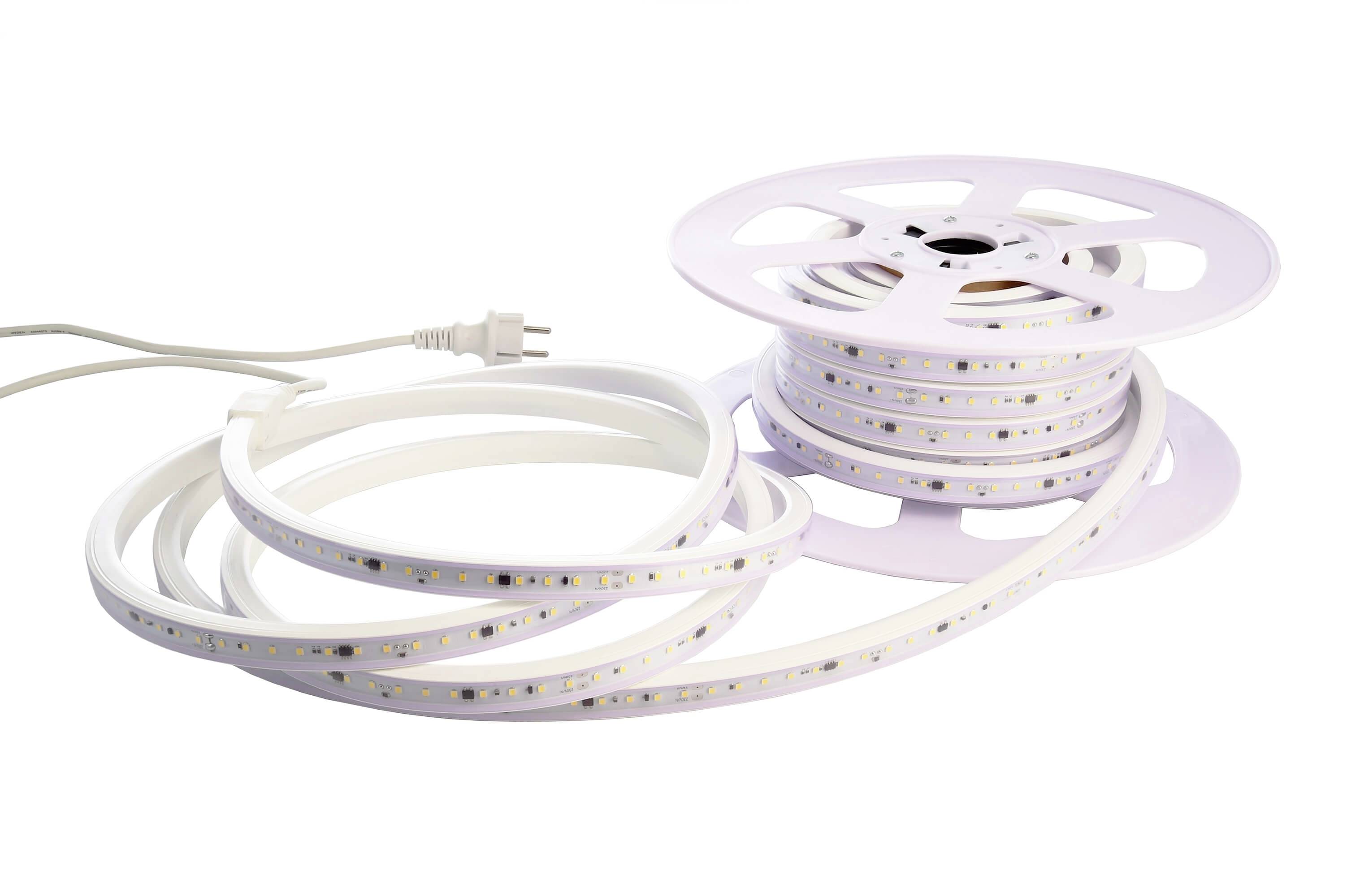 Rulle med LED-remsa och nätadapter, redo för användning eller installation.