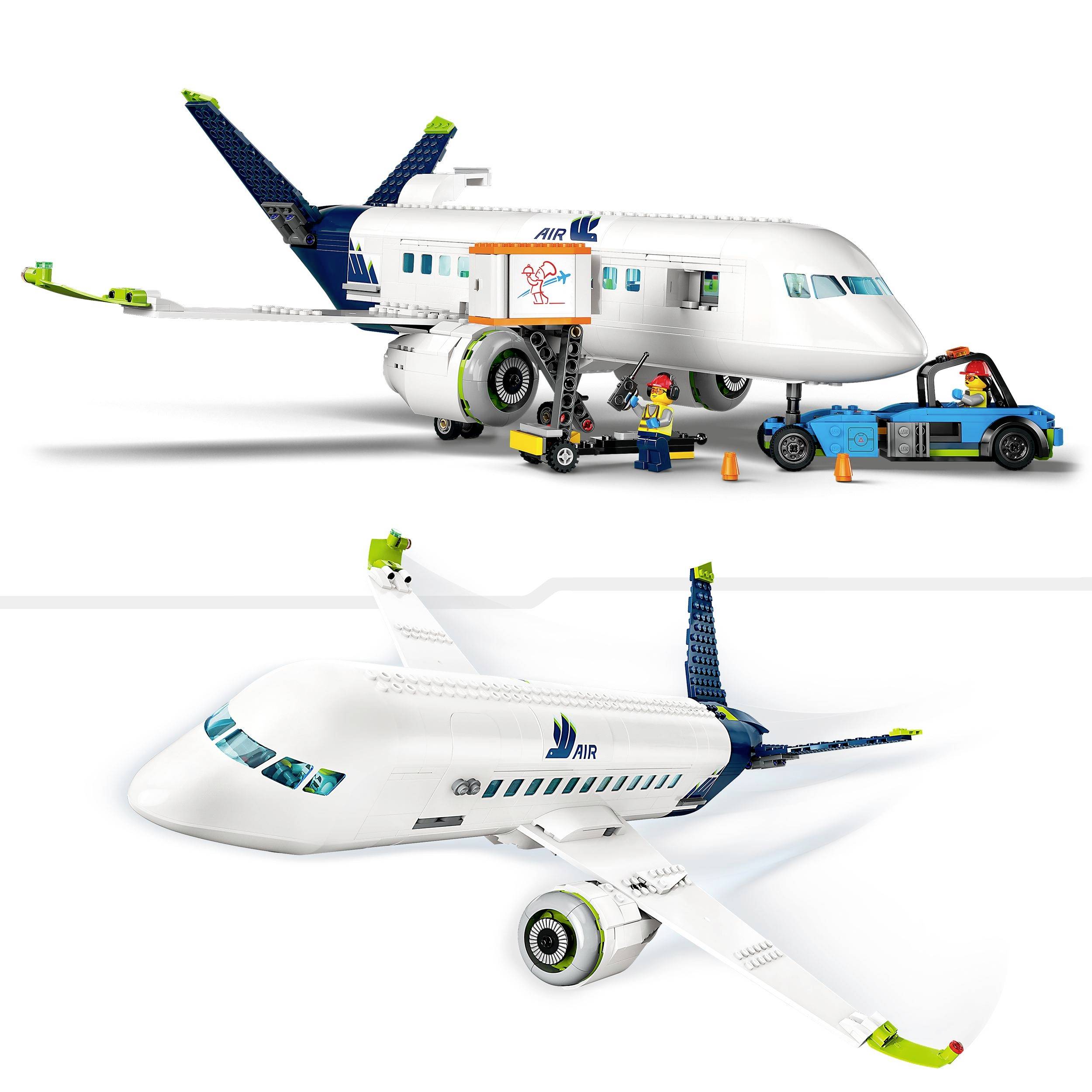 Två LEGO-flygplan med figurer som lastar och tankar. Ovanför ett flygplan med passagerartrappa, nedanför ett flygplan i flygposition.
