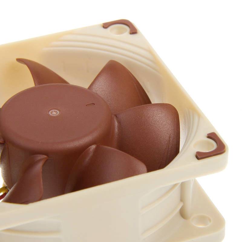 Närbild av en brun datorkylfläkt med flera fläktblad i ett beige hölje.