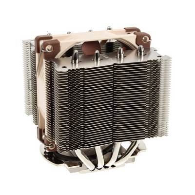 En CPU-kylare med stora aluminiumlameller och flera kopparvärmepipor för värmeavledning. Lämplig för datorkylning.