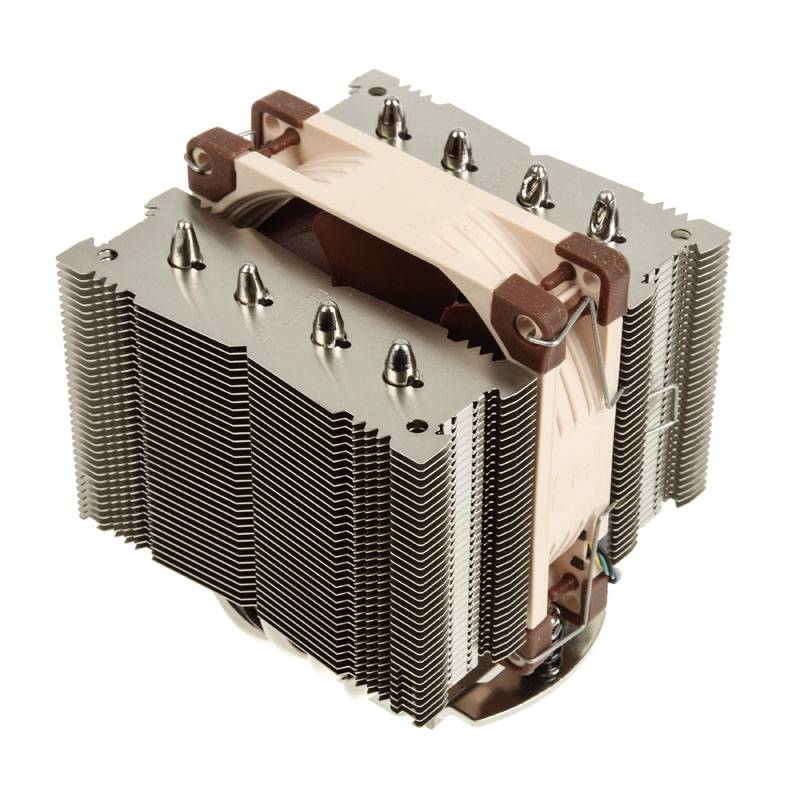 Stor CPU-kylare med flera aluminiumlameller, kopparbas och två fläktar. Utvecklad för effektiv värmeavledning.