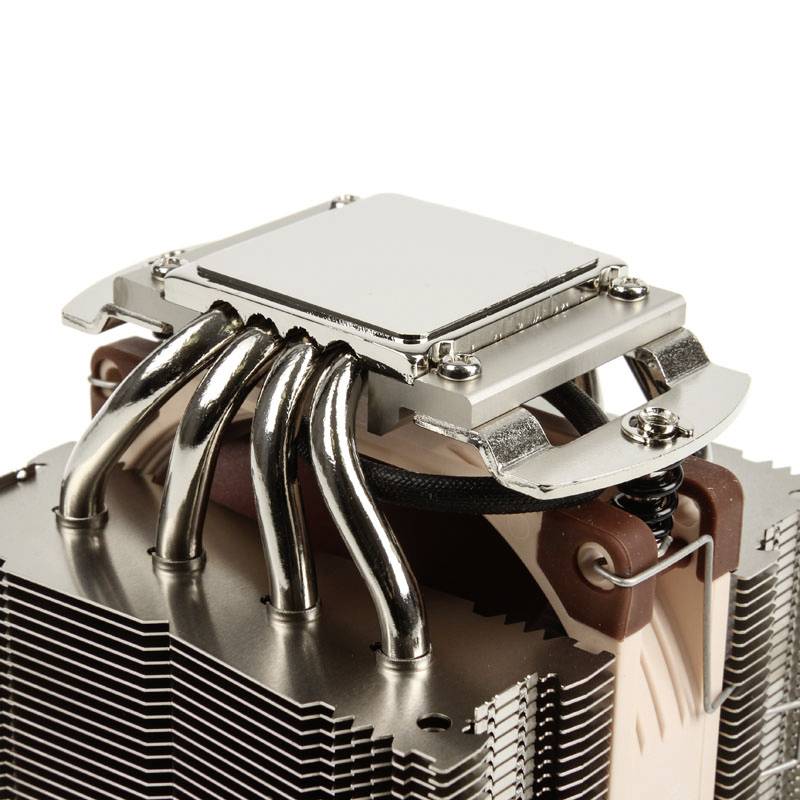 En processor-kylare med flera värmepipes och en kylare av metall. Den är konstruerad för värmeavledning i datorer.