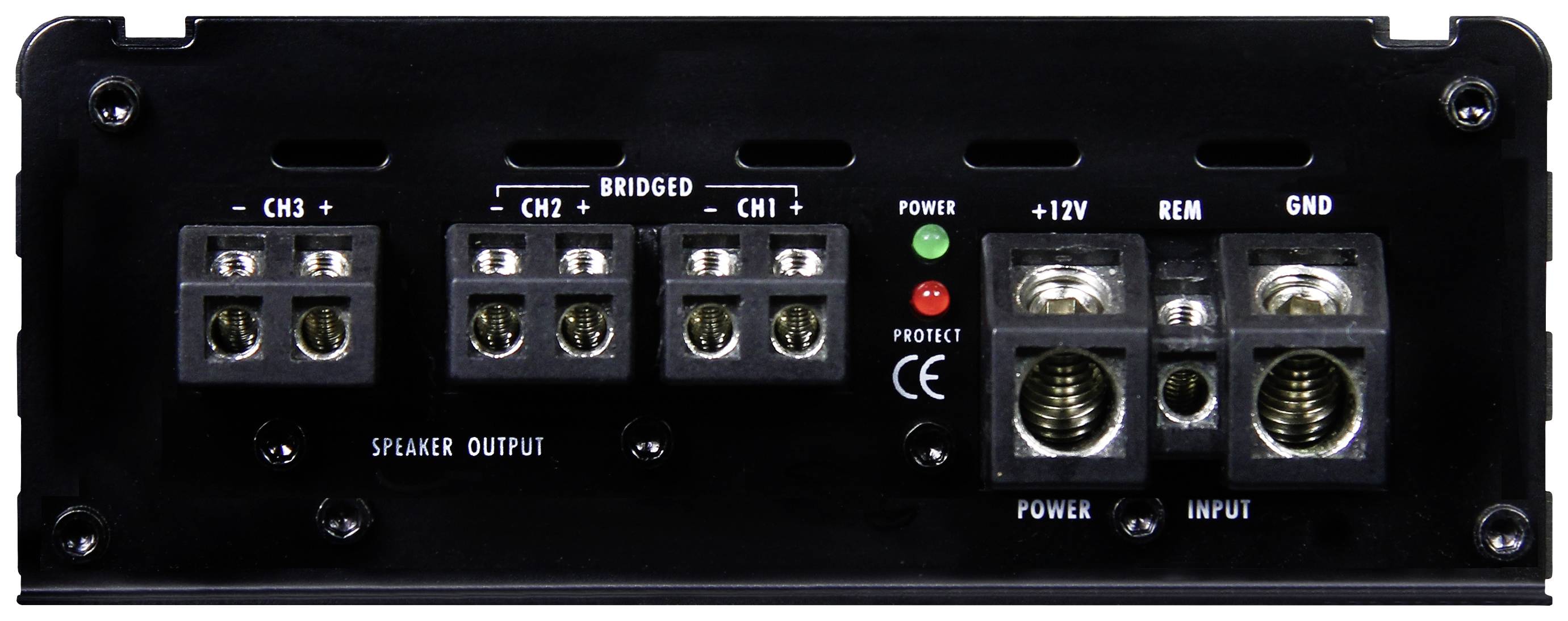 Ljudförstärkarens baksida med högtalare- och strömkontakter. Märkningar för kanaler 1 till 3, bryggade, +12V, REM, GND synliga.