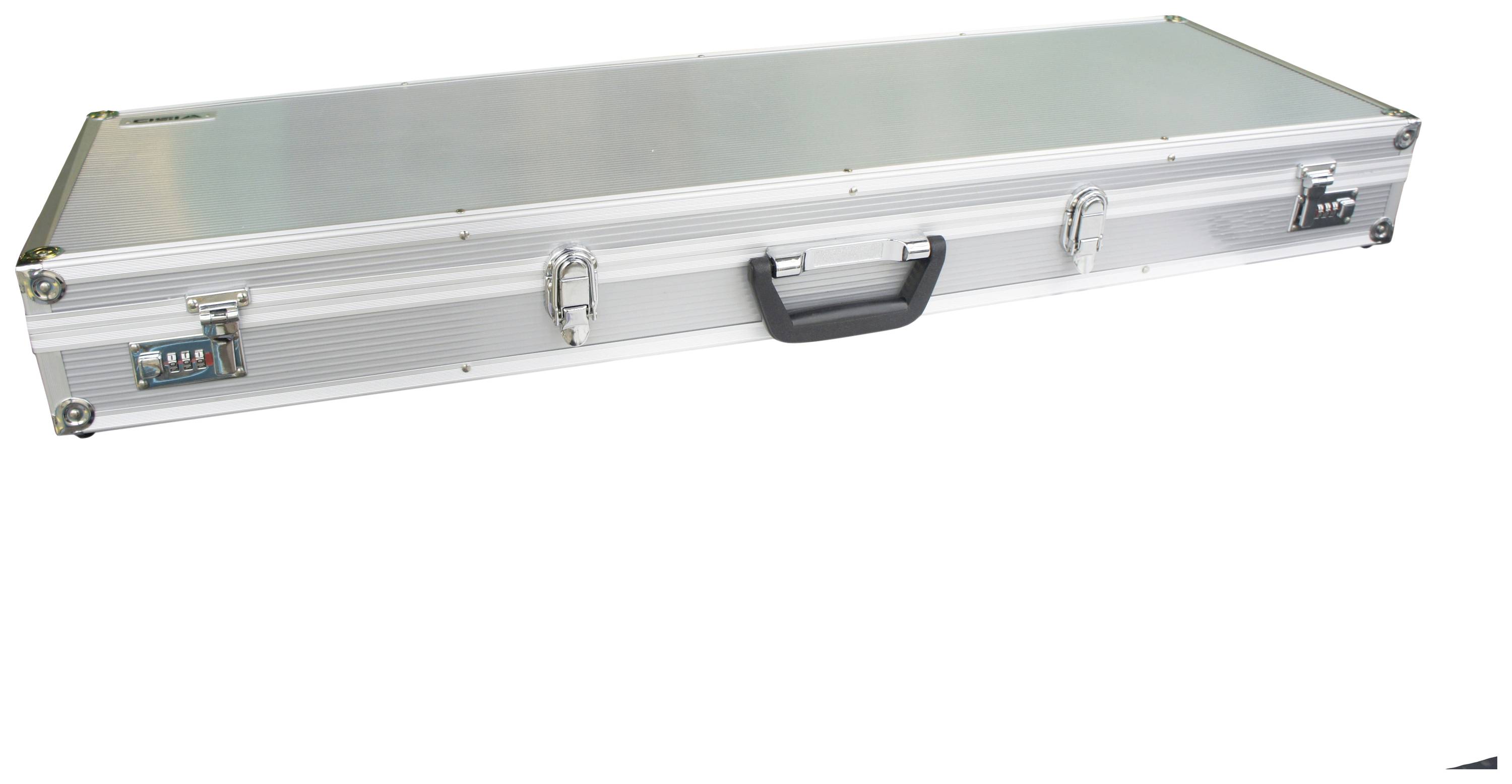Lång, silver aluminiumväska med svarta handtag och kombinationslås i hörnen, avsedd för säker transport av föremål.