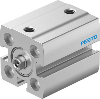 En silver pneumatisk cylinder från märket Festo med fyra fästpunkter. Den används för linjär rörelse i maskiner.