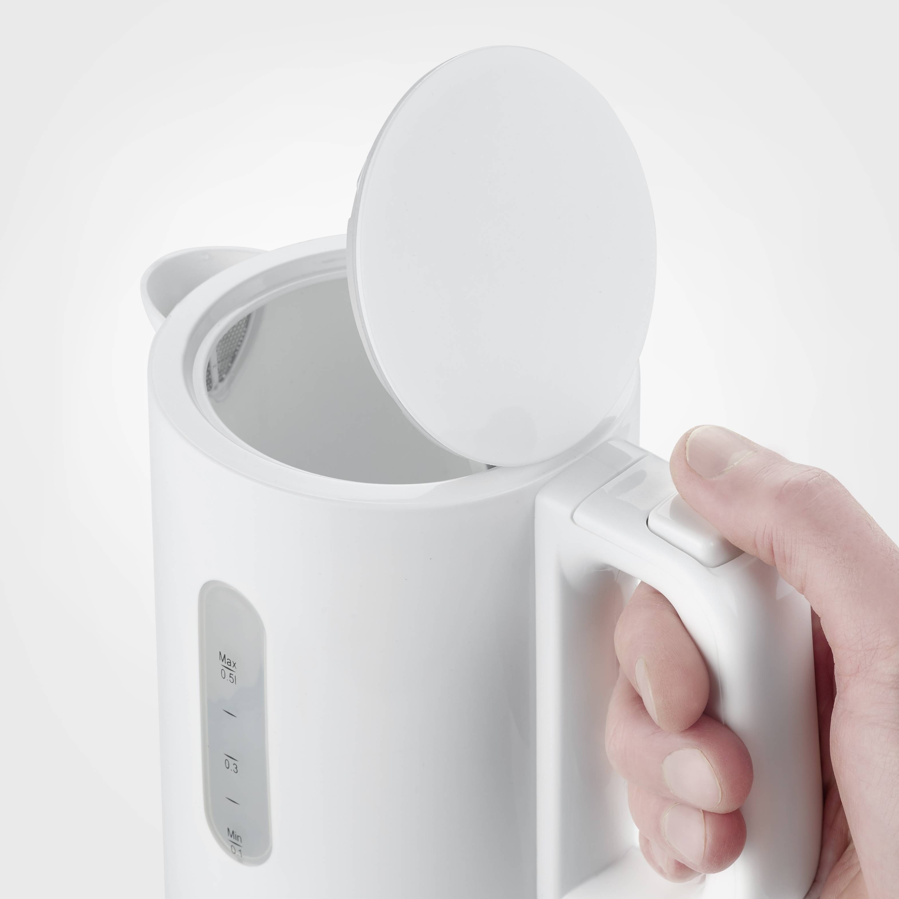 En person öppnar locket på en vit vattenkokare för att fylla på vatten. Vattenkokaren visar en vattenståndsmätare.