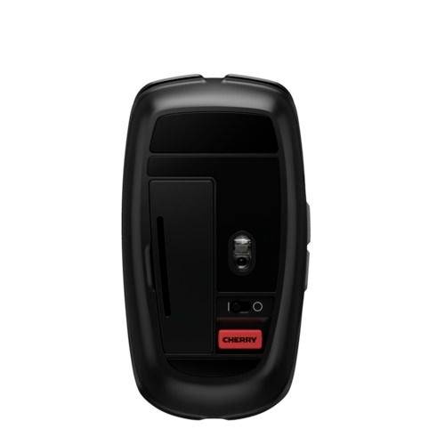 Svart datormus, undersida med optisk sensor och batterifack, varumärkelogotyp 'CHERRY' synlig.