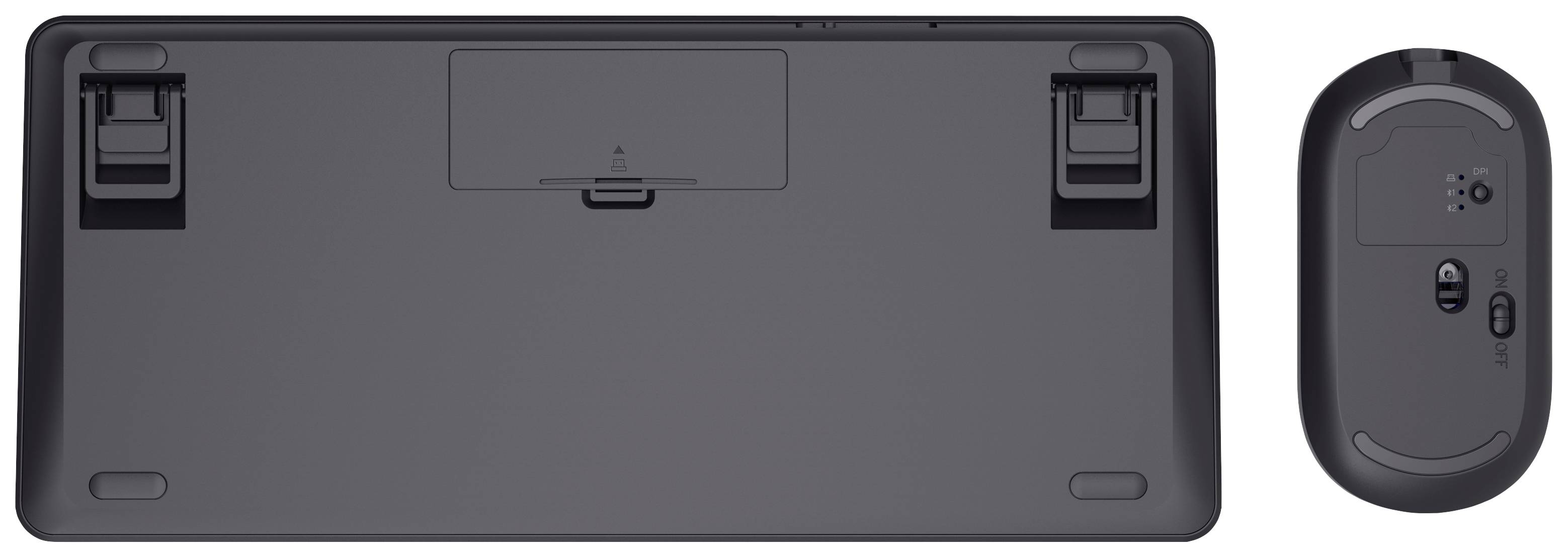 Undersidan av ett svart tangentbord med uppfällda stödfötter och en matchande mus, båda med batterifack.
