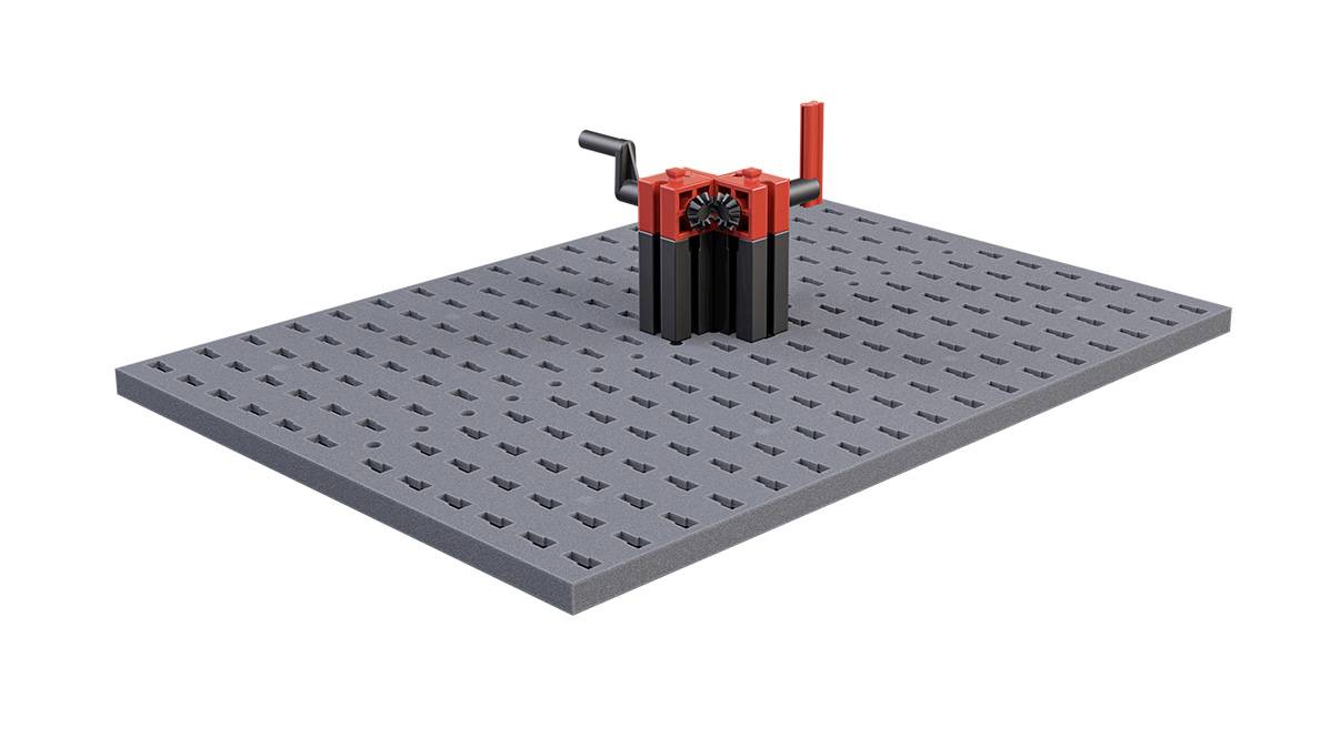 Grå platta med röd och svart mekanisk del ovanpå.