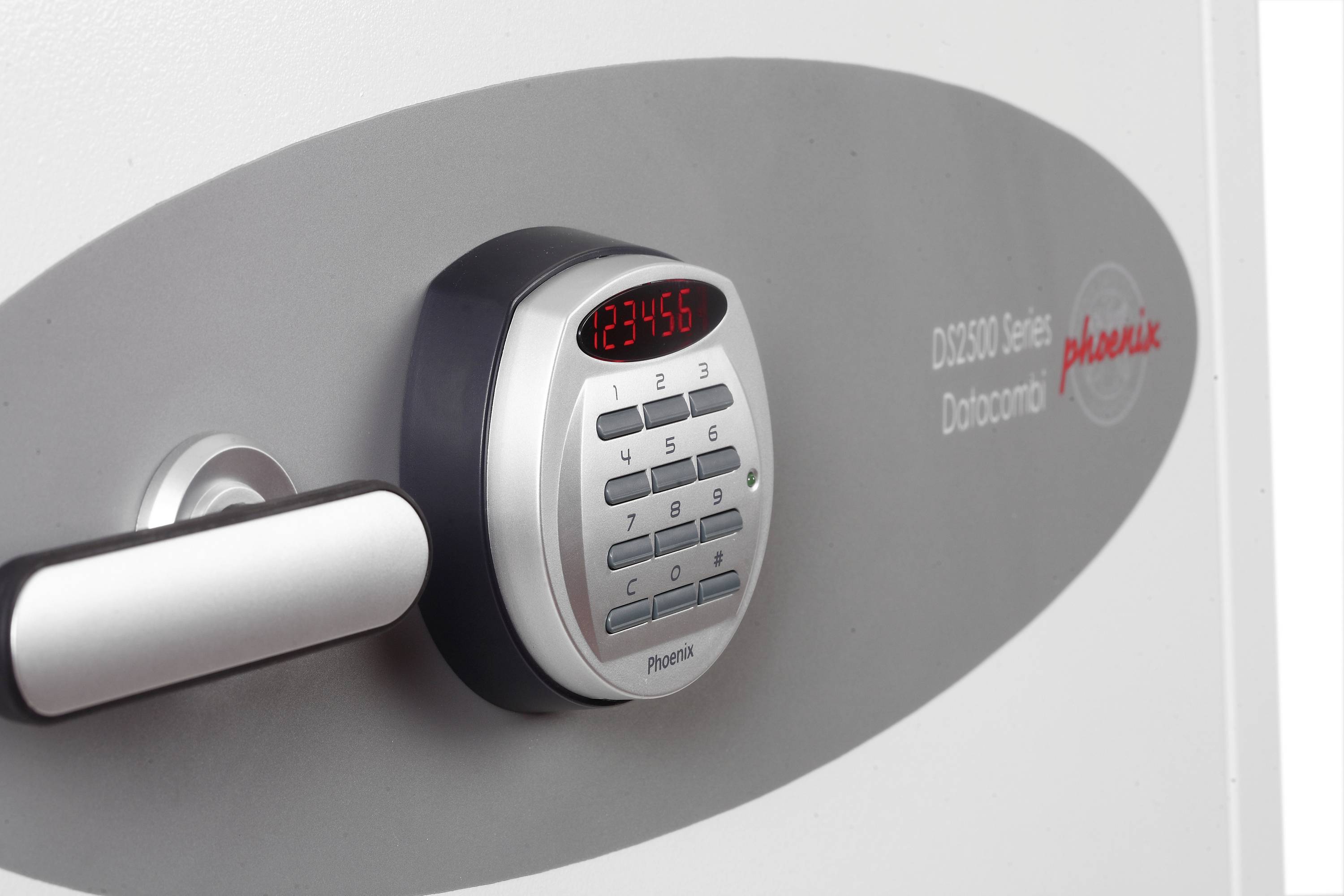 Kassaskåp med elektroniskt kombinationslås och röd display som visar '123456'. Modellnummer DS2000 Series Dotcom.