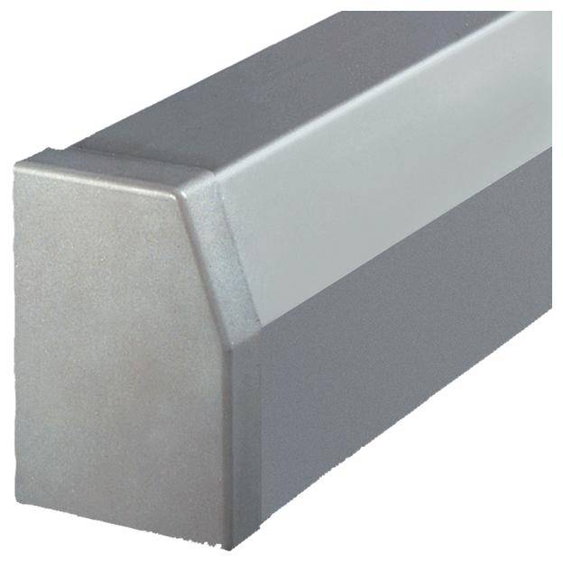En rektangulär metallbalk med en skev kant, sannolikt en maskindel eller konstruktionsenhet.