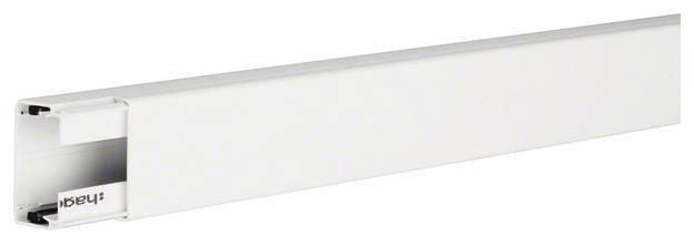 En vit kabelkanal med öppen ände för enkel kabelgenomföring. Perfekt för ren och organiserad kabeldragning längs väggar.