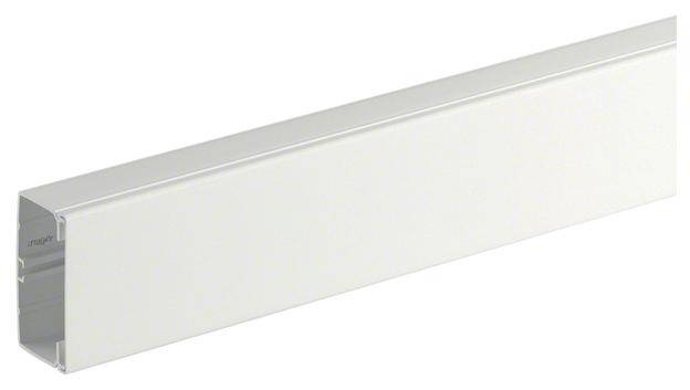 En vit, rektangulär kabelkanal av plast som används för ordnad kabelhantering inomhus.