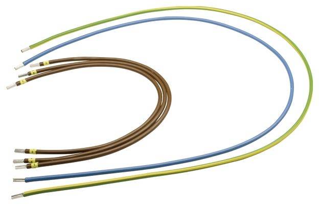 Flera färgglada, böjda elektriska kablar med metalländar ligger på en vit bakgrund. Lämpliga för installationsändamål.