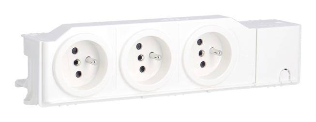 Trefaldig grenuttag, horisontellt placerad, med jordningsstift. Huvudsakligen använd för elektriska apparater.