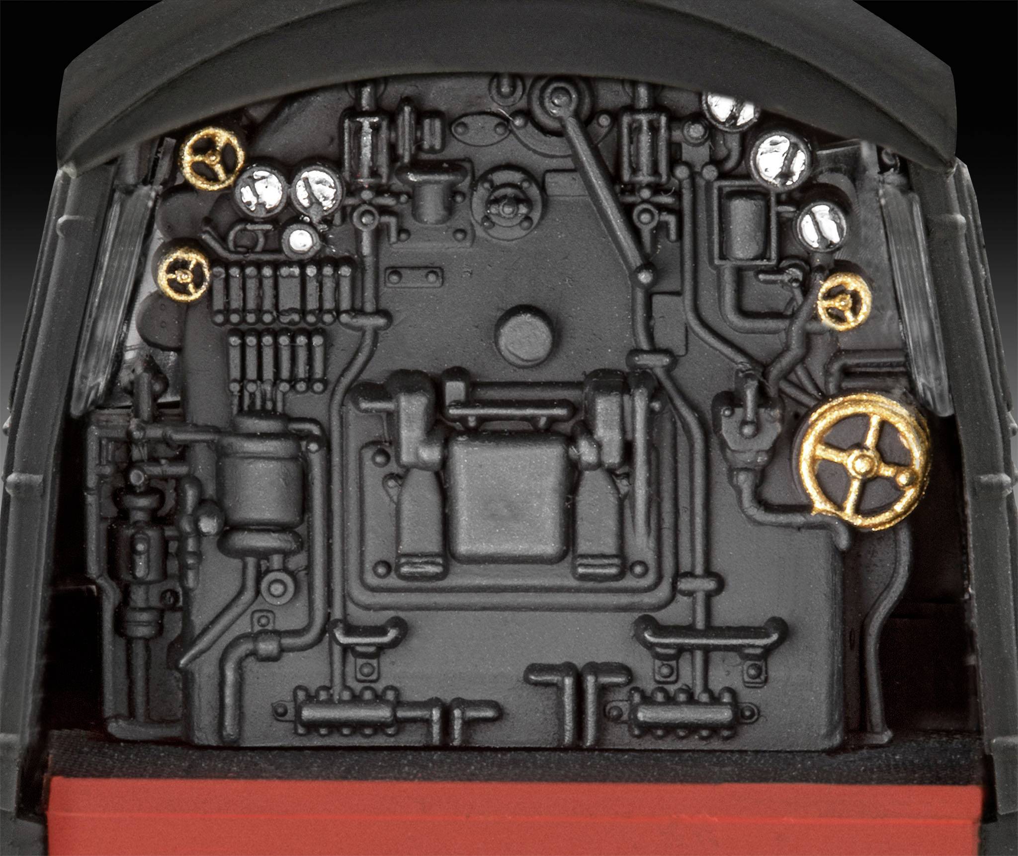 Närbild av en detaljerad modellkomponent som visar en maskinsal med rör, ventiler och mätinstrument.