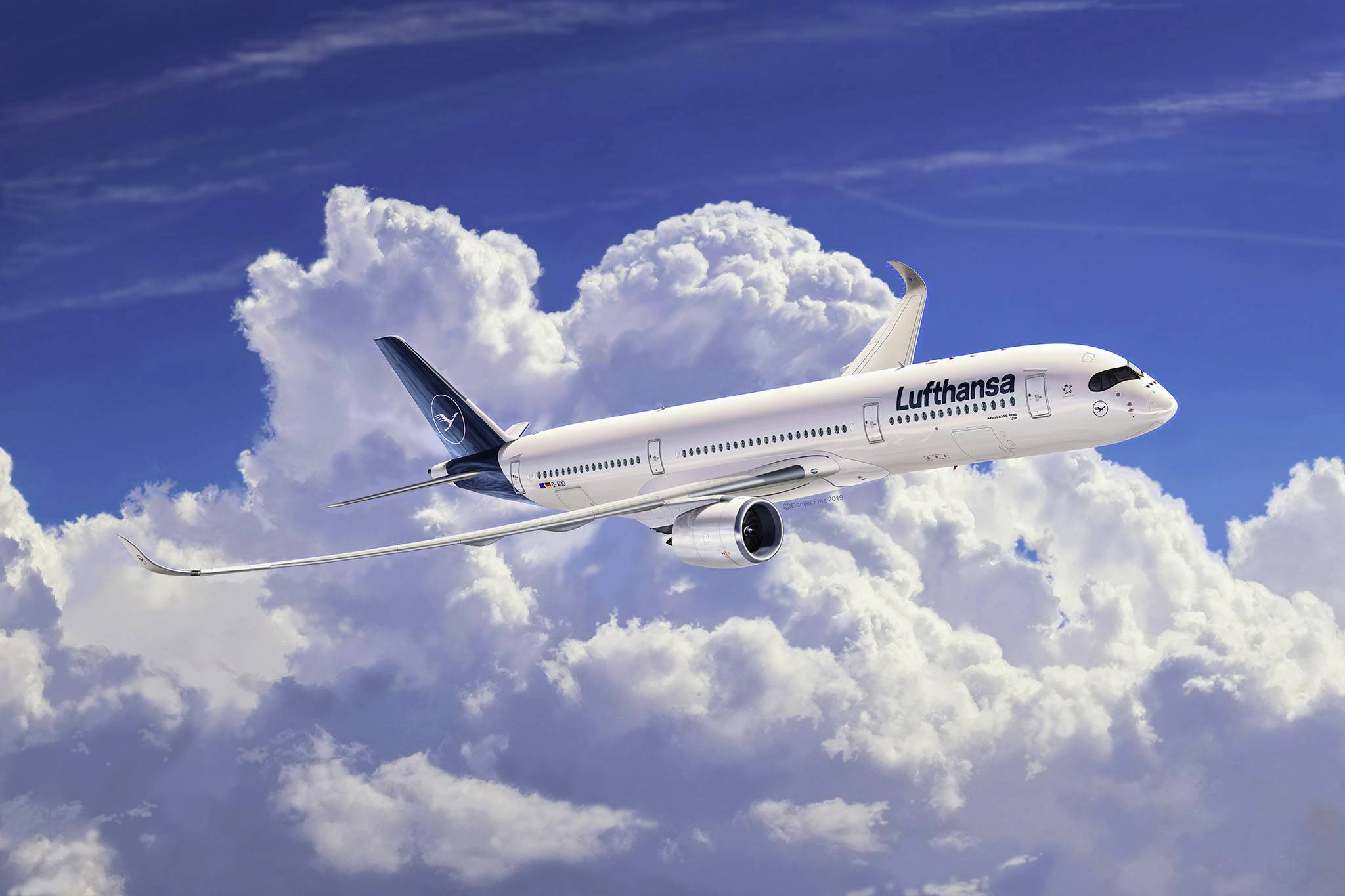 Ett stort passagerarflygplan flyger genom en klarblå himmel med några moln i bakgrunden.