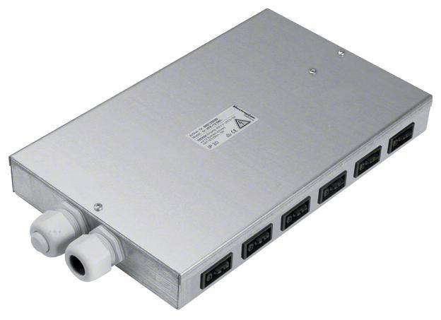 Metalliskt anslutningsmodul med flera anslutningar och två kabelgenomföringar, använt för elektriska installationer.