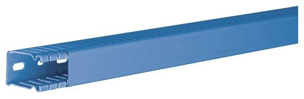 En blå kabelkanal av plast, öppen i ena änden med springor på sidorna för att fästa kablar i elinstallationer.