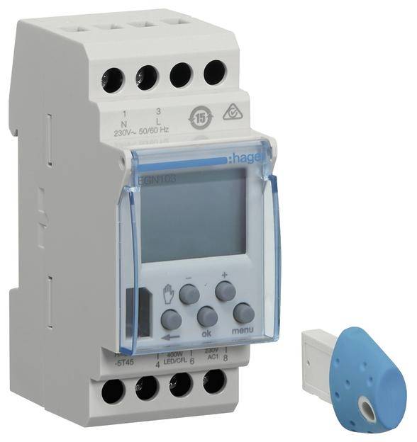 En digital tidsstyrd omkopplare med blått skyddslock, lämplig för montering i elfördelningstavlor för styrning av elektriska apparater.