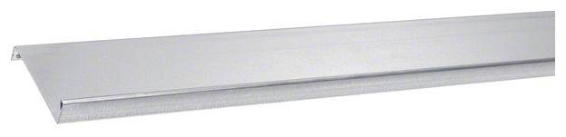 Silverfärgad, platt metallprofil i rektangulär form. Används för byggnadsändamål eller som täckning. Slät, blank yta.