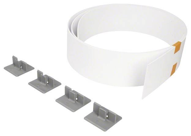 Ett vitt kabelkanalsset med flera clips för väggmontering. Perfekt för prydlig dragning av kablar.