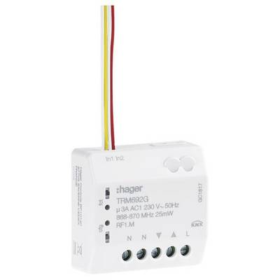En vit elektronisk modul med flera anslutningar och röda, gula och vita kablar. Märkt 'Hager TRM692G' på enheten.