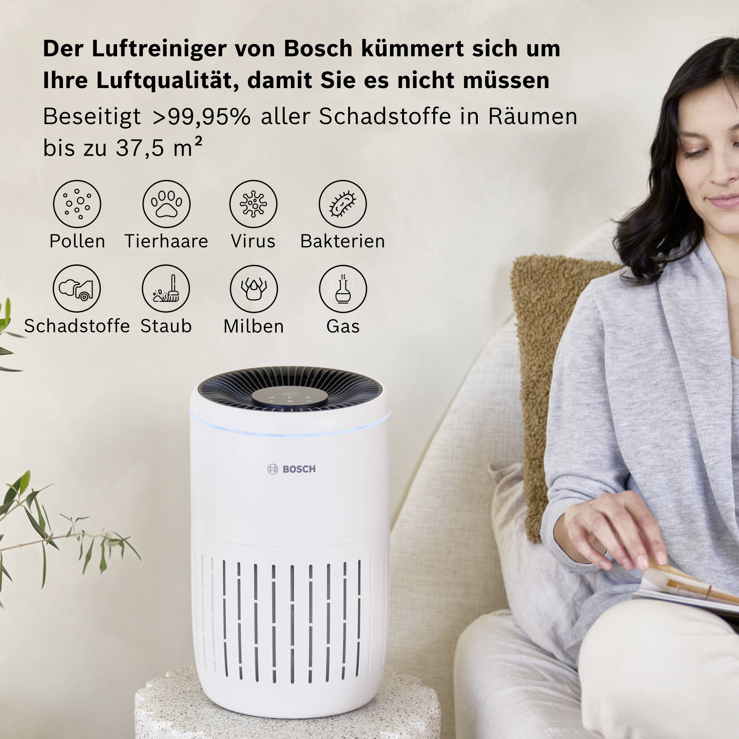 En kvinna sitter på soffan och betraktar en Bosch luftrenare bredvid sig. Texten förklarar effektiviteten mot föroreningar upp till 37,5 m².