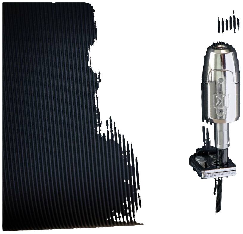 En glänsande, silvrig maskin till höger om vertikala, svarta ränder på en vit bakgrund.