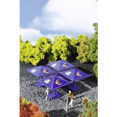 Solpanelsmodeller med eurosymboler på en minityrmiljö, omgiven av träd, med små figurer nedanför.