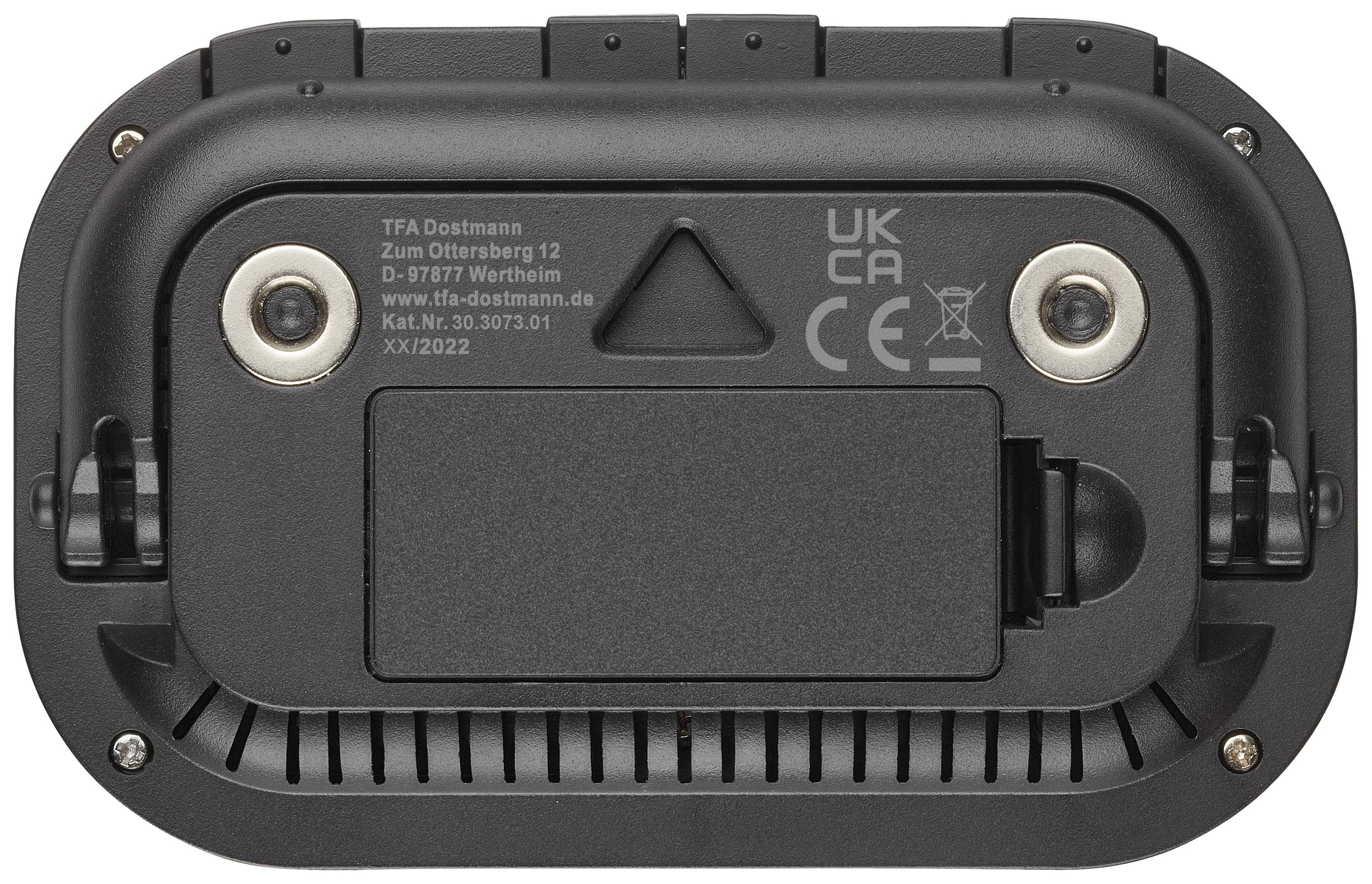 Bilden visar undersidan av en elektronisk enhet med trycket 'TFA Dostmann, Zum Ottersberg 12, D-97877 Wertheim'.