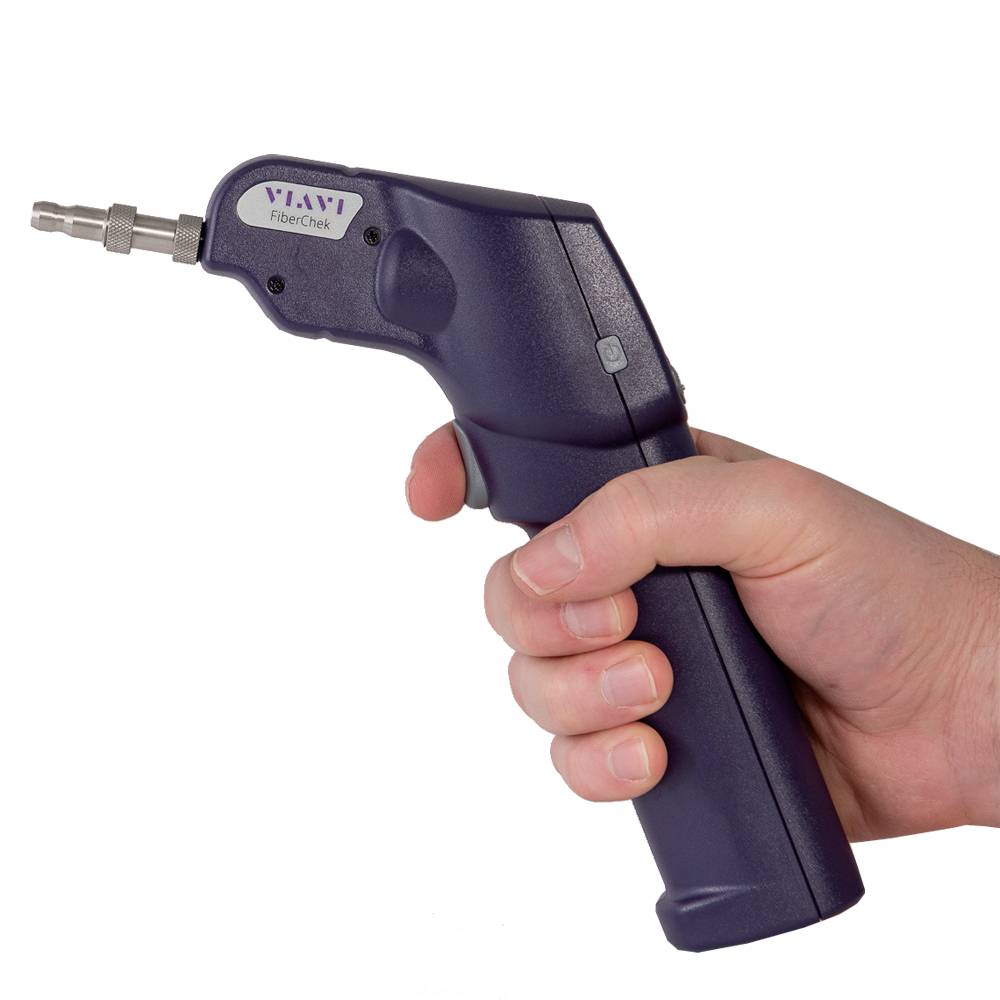 En hand håller en blå, bärbar enhet med ett kort metallförsett, som används för test- eller inspektionsändamål.