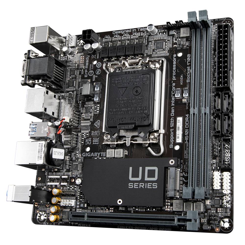 Ett moderkort från Gigabyte UD Series med olika anslutningar och en CPU-sockel.