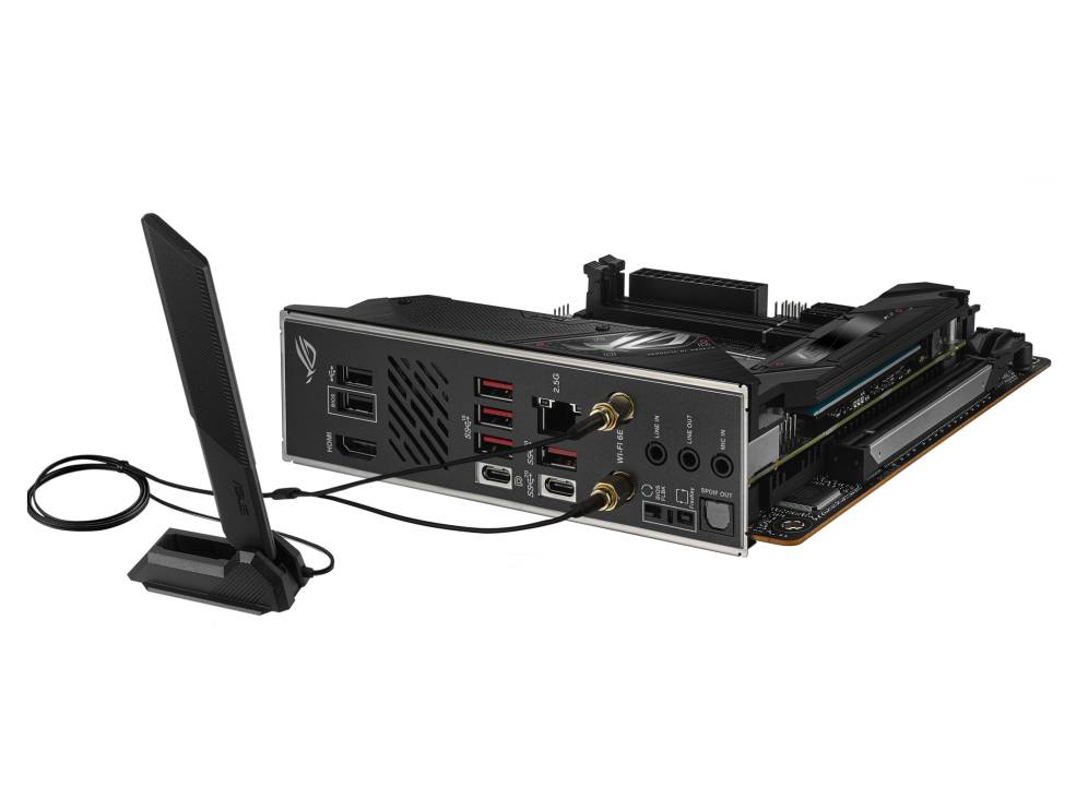 Ett moderkort för PC med flera USB-portar och ljudanslutningar, anslutet till en extern trådlös antenn.